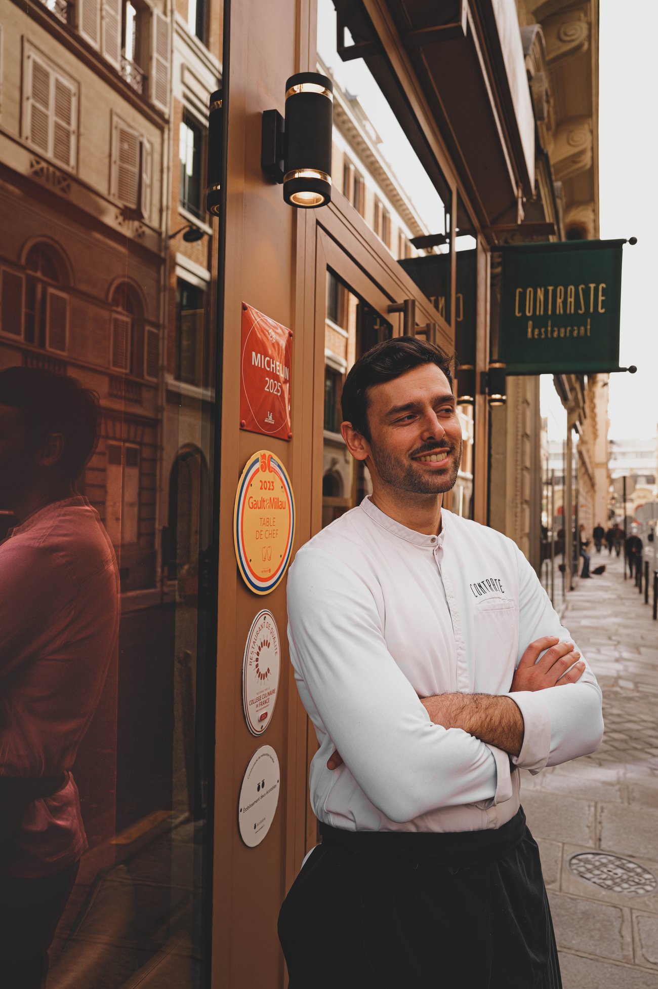 Le chef Antoine Perchoc devant l'enseigne de Contraste, 18 rue d'Anjou, Paris 8ᵉ